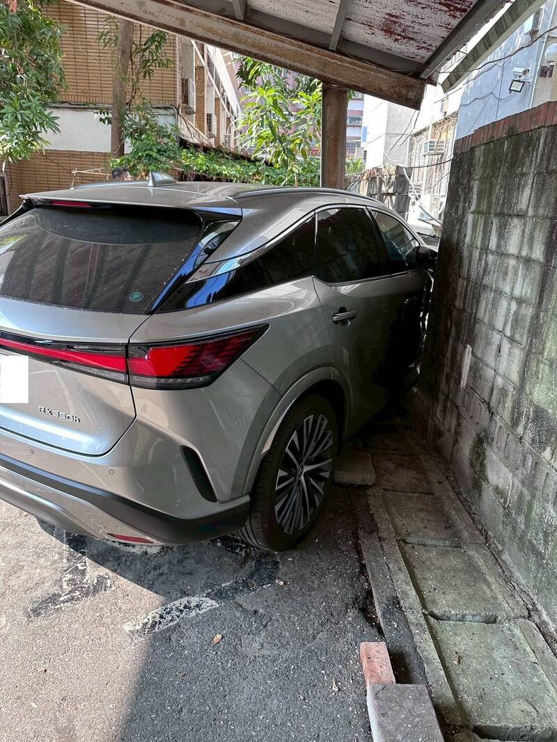 被追撞休旅车暴冲，撞倒国民党台中市党部围墙。（民众提供）