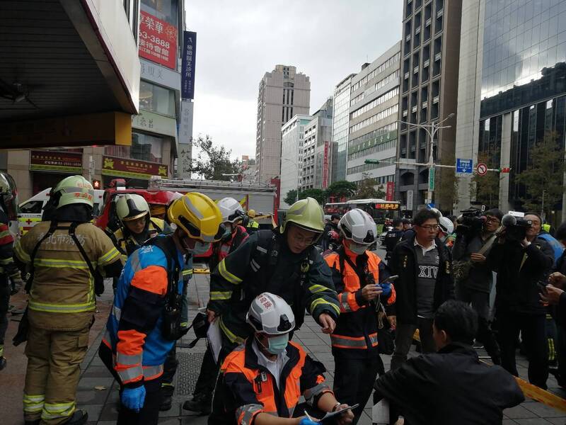 三立新闻台一辆采访车今日下午行经台北市中山区一江街与南京东路口时,因不明原因突然失控冲进路口的彰化银行内。(记者郑景议翻摄) 三立新闻台一辆采访车今日下午行经台北市中山区一江街与南京东路口时,因不明原因突然失控冲进路口的彰化银行内。(记者郑景议翻摄)