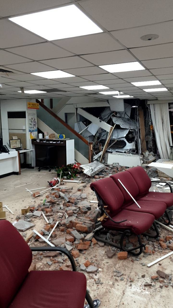 三立新闻台一辆采访车今日下午行经台北市中山区一江街与南京东路口时,因不明原因突然失控冲进路口的彰化银行内。(记者郑景议翻摄) 三立新闻台一辆采访车今日下午行经台北市中山区一江街与南京东路口时,因不明原因突然失控冲进路口的彰化银行内。(记者郑景议翻摄)