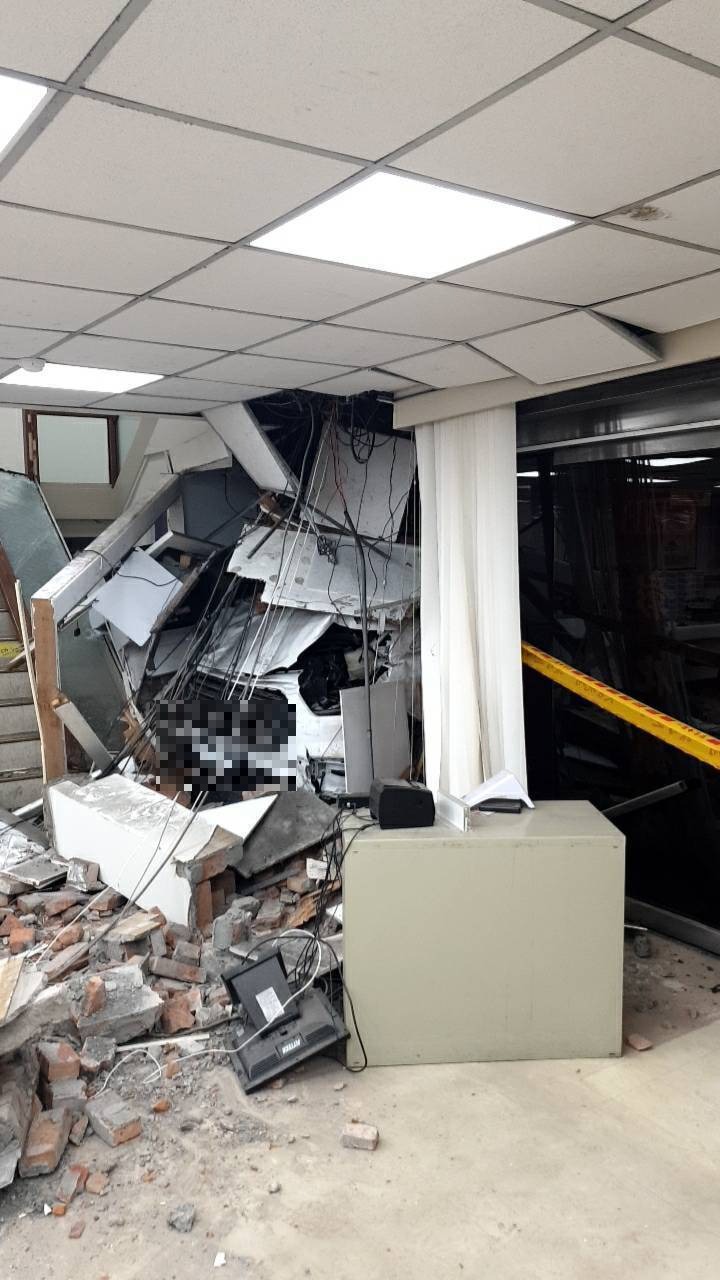 三立新闻台一辆采访车今日下午行经台北市中山区一江街与南京东路口时,因不明原因突然失控冲进路口的彰化银行内。(记者郑景议翻摄) 三立新闻台一辆采访车今日下午行经台北市中山区一江街与南京东路口时,因不明原因突然失控冲进路口的彰化银行内。(记者郑景议翻摄)