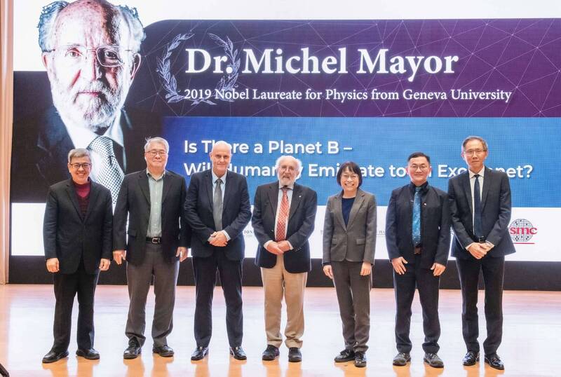 諾貝爾物理學獎得主、日內瓦大學榮譽教授米歇爾‧梅爾（中）在中研院演講「是否存在B行星–人類會移居到系外行星嗎？」（中研院提供）