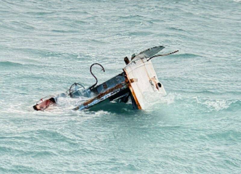 鸟屿港外休闲渔政小船触礁翻覆，一失踪一获救。（民众提供）