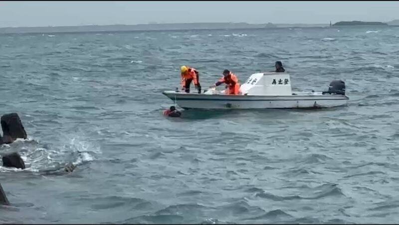 鸟屿安检所联络友船出海，将落水吴姓船员救起。（第七岸巡队提供）