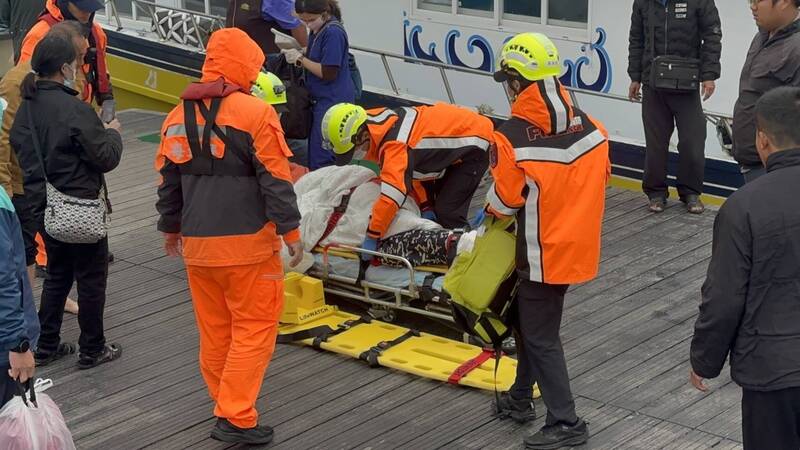 白沙乡代会主席吴良添，驾船将获救吴姓船员送回澎湖本岛就医。（民众提供）