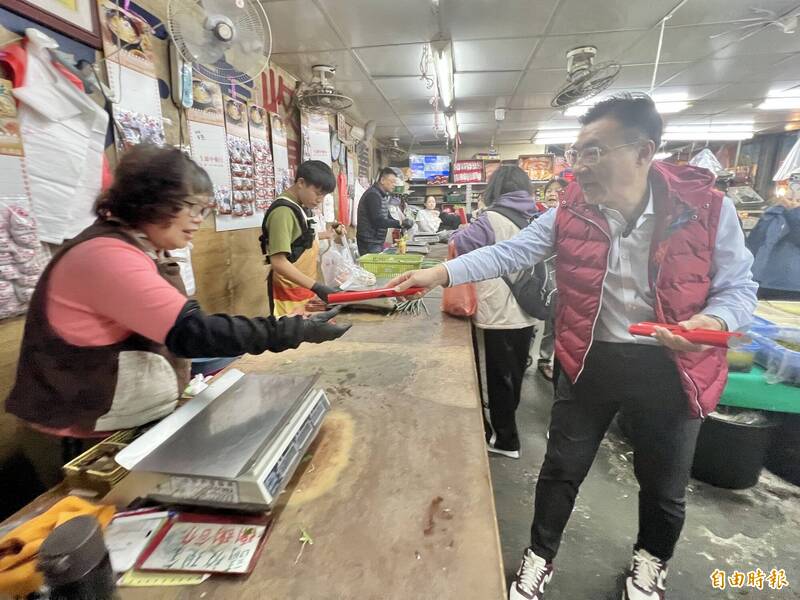 江啟臣黃昏市場發春聯 攤商喊市長凍蒜」