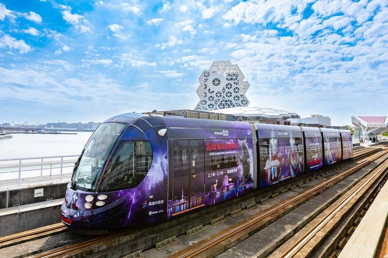 「超人力霸王」在高雄輕軌趴趴走 網友:這款APP可追蹤彩繪列車