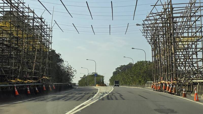 寶山公所怒控未經許可在交流道引道架竹架 台電致歉補辦程序