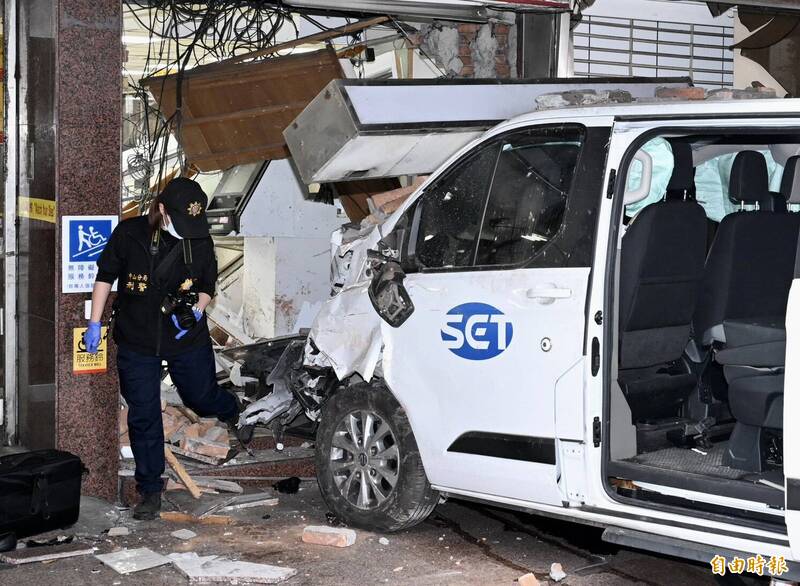 （多圖）三立新聞採訪車撞進北市彰化銀行  10人受傷送醫