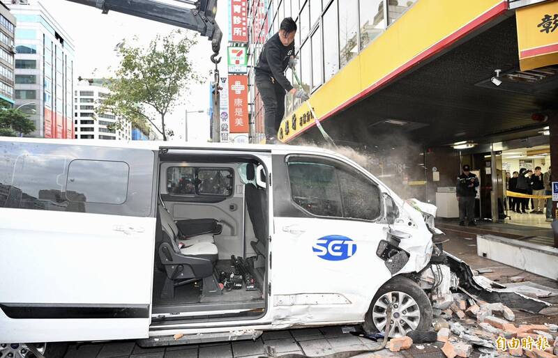 三立採訪車撞進彰化銀行 司機警訊這樣說