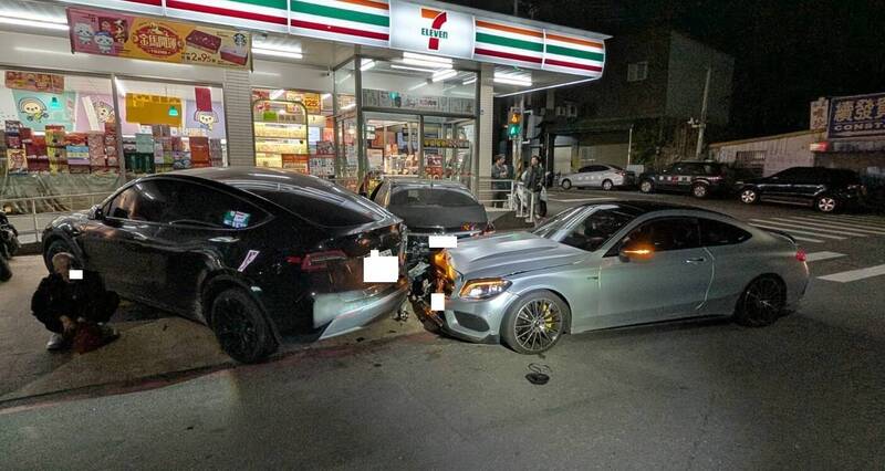 王姓女子開著銀色賓士自撞黑色特斯拉與黑色賓士車，這也是王女在5年內無照駕駛第2次遭取締。（民眾提供）