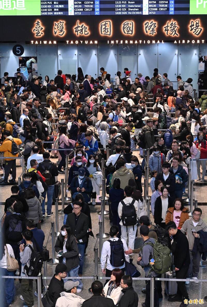 全球劃位系統當機多家航空受影響 寒假第一天桃機現排隊人潮