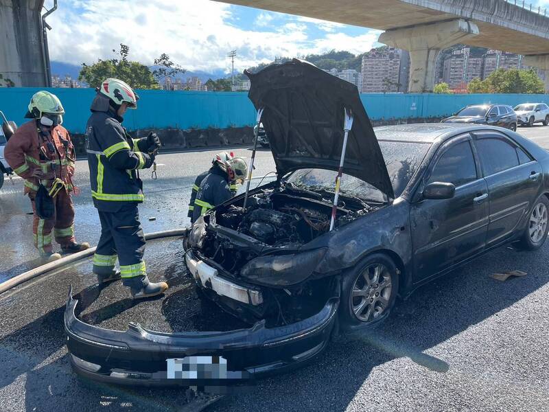 國道3號北上鶯歌路段驚傳火燒車。（記者吳仁捷翻攝）