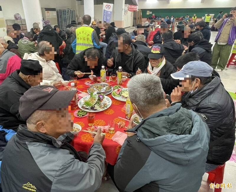 三重紳士協會連10年辦歲末關懷餐會 鼓勵街友努力迎接新未來