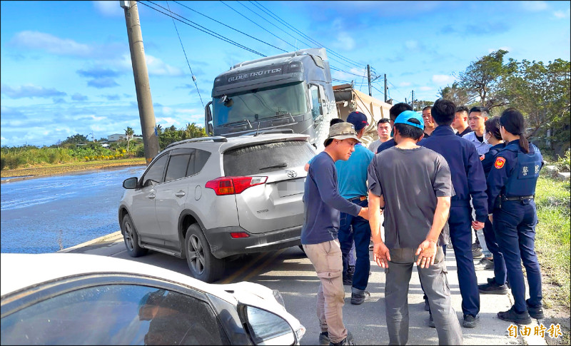 砂石車揚塵 台東馬冬社區居民封路抗議