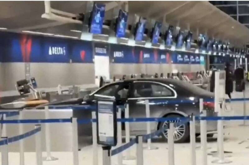 美國機場驚魂！汽車直接衝進航廈嚇壞群眾 現場一片狼藉畫面曝光