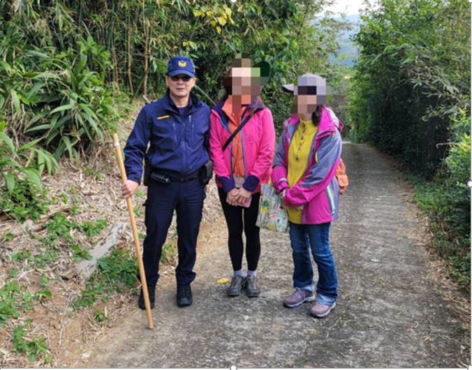 2婦爬山被「惡狗群」包圍 警方持棍突圍順利救人