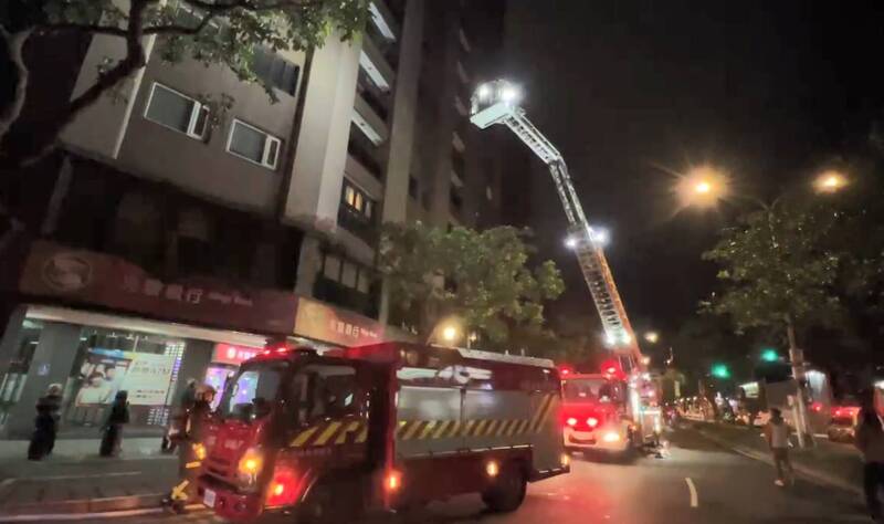 北市大樓補習班竄火煙救4人送醫 燃燒20平方公尺原因待查