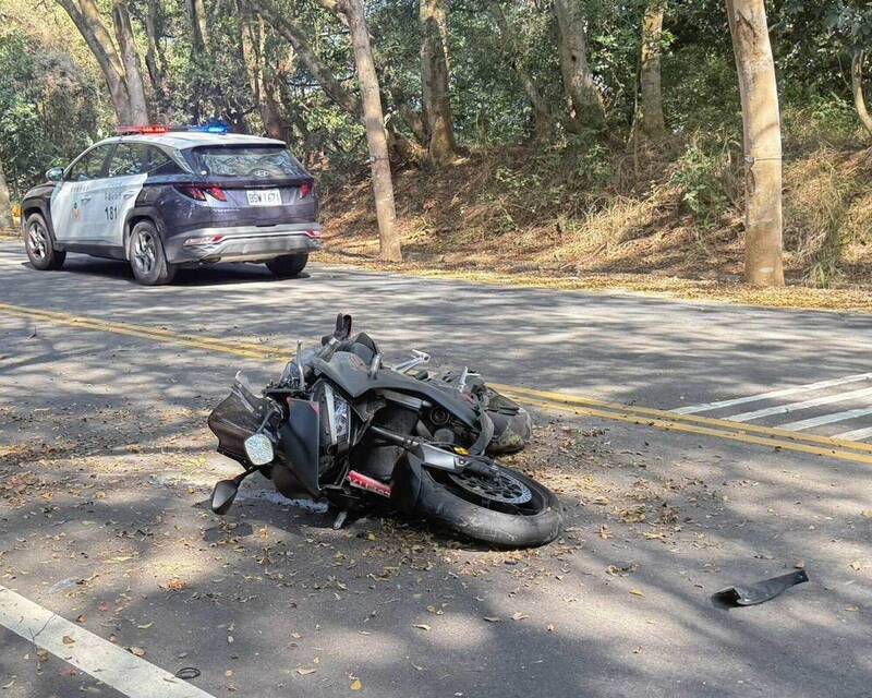 市價40多萬元的紅牌重機嚴重受損。（圖由警方提供）