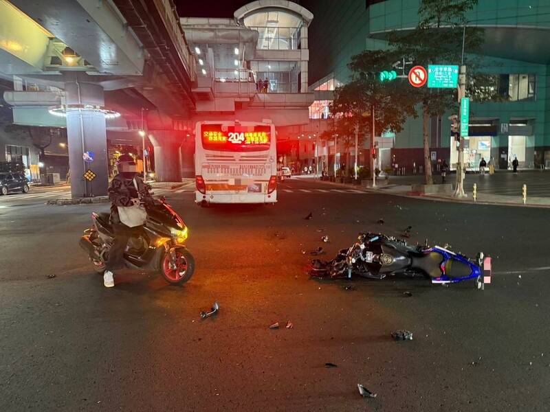 重機騎士林姓男子為閃避左轉公車緊急煞車，導致自摔後滑行15公尺受傷。（記者陸運鋒翻攝）