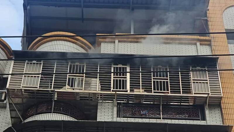 基隆七堵某公寓五樓因雜物燃燒，冒出濃煙。（記者吳昇儒翻攝）