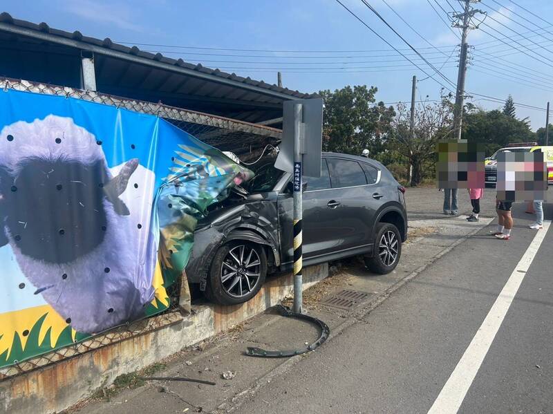 轎車行經梓官區信義路一處彎道，竟直直撞進路旁一家寵物園區圍牆。（警方提供）