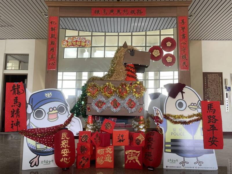 台南警馬年主題燈超搶眼 水道博物館諧音春聯受歡迎