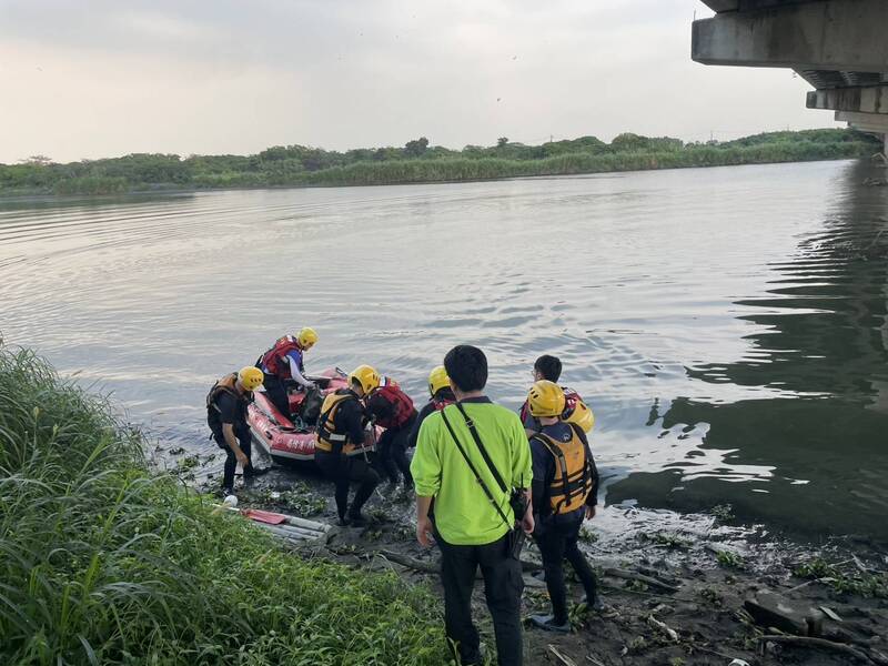 屏東消防局下午在東港溪救援1名墜橋民眾。（屏東消防局提供）