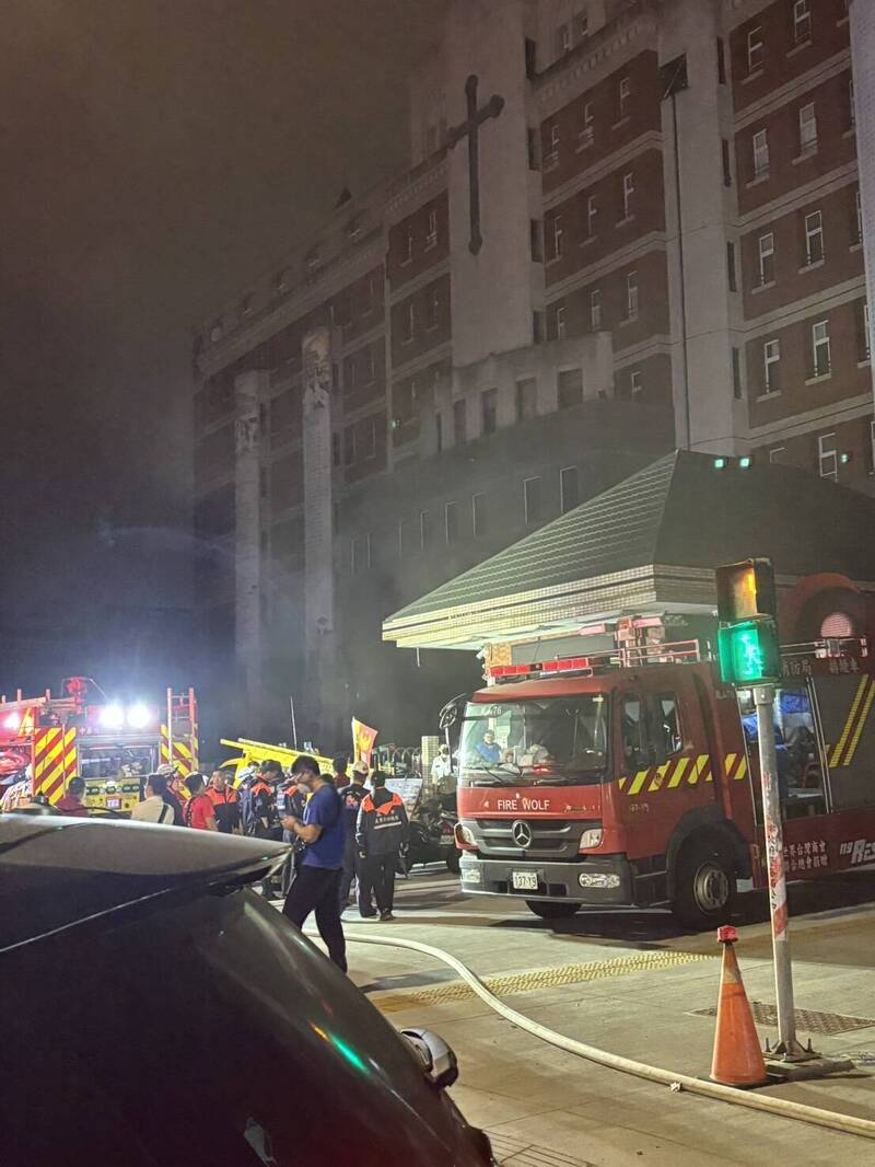 高雄明诚中学机房冒烟酿虚惊,幸无人受伤。(民众提供) 高雄明诚中学机房冒烟酿虚惊,幸无人受伤。(民众提供)