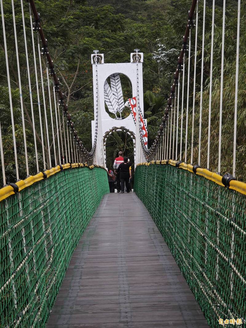 彩虹橋恢復通行。(記者陳彥廷攝) 彩虹橋恢復通行。(記者陳彥廷攝)