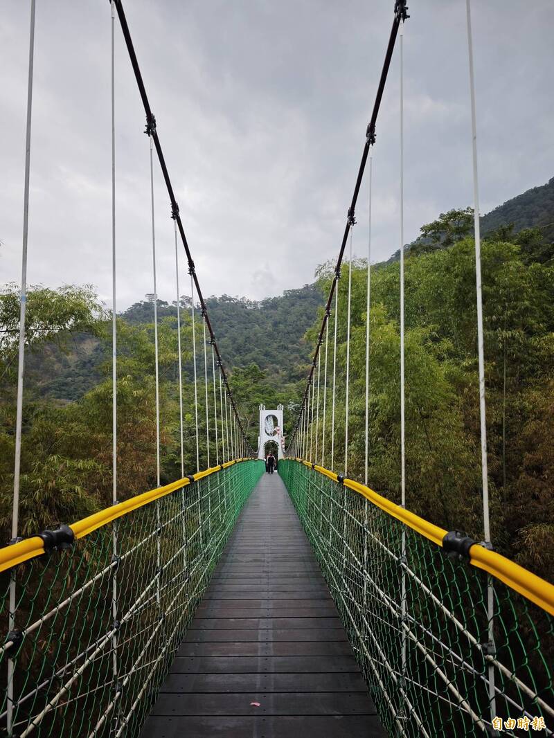 彩虹橋經過兩年的等待後,今天重新恢復通行。(記者陳彥廷攝) 彩虹橋經過兩年的等待後,今天重新恢復通行。(記者陳彥廷攝)