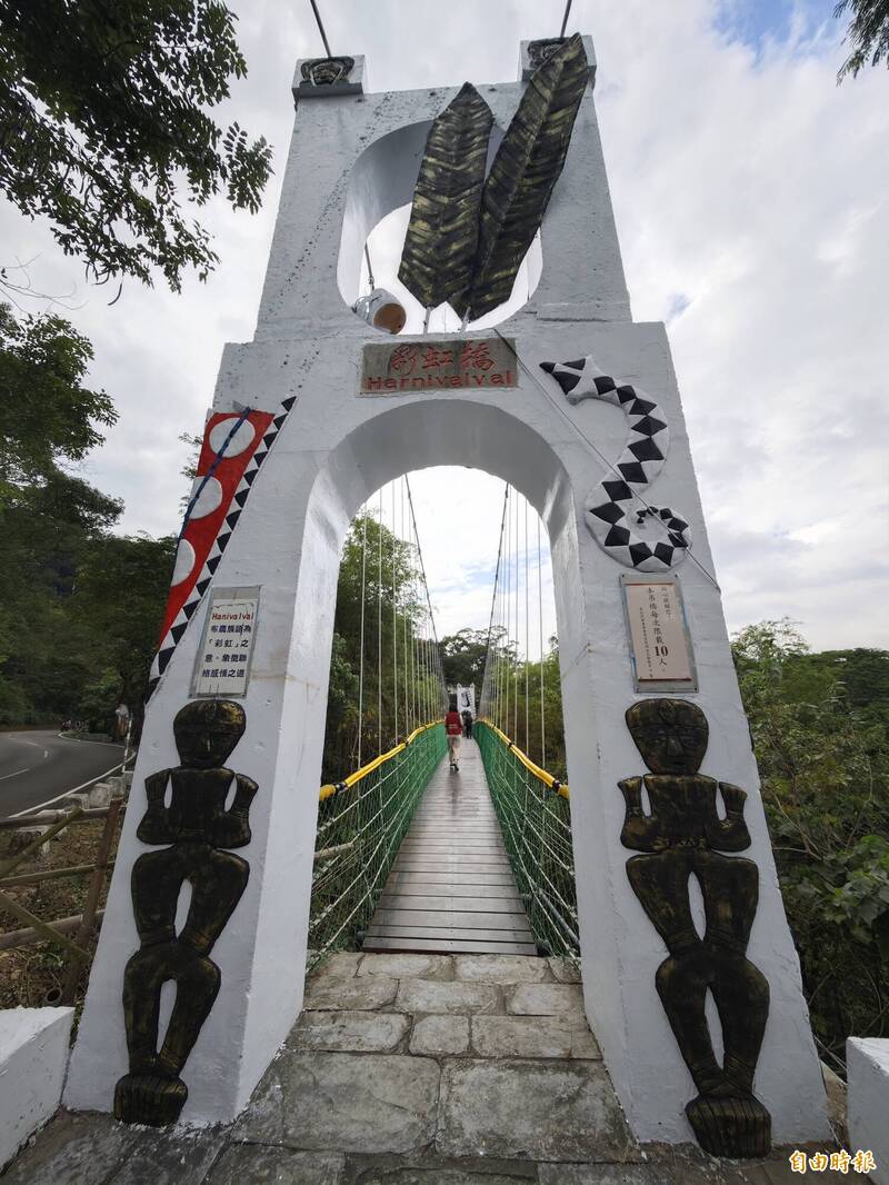 彩虹橋經過兩年的等待後,今天重新恢復通行。(記者陳彥廷攝) 彩虹橋經過兩年的等待後,今天重新恢復通行。(記者陳彥廷攝)