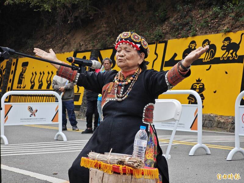 部落耆老進行祈福。(記者陳彥廷攝) 部落耆老進行祈福。(記者陳彥廷攝)
