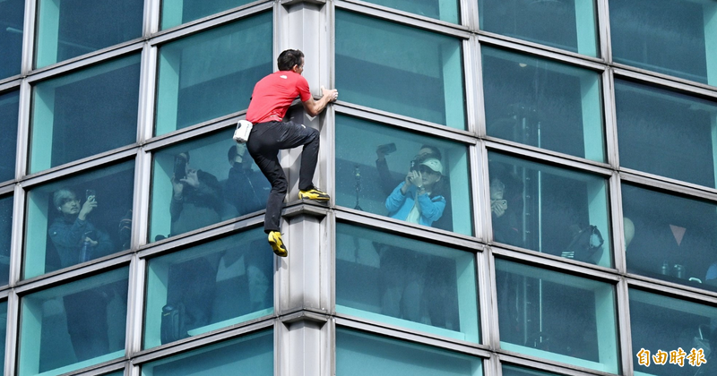 霍諾德成功攀上101!他問「哪品牌賺最大?」 網笑:這牌子超會