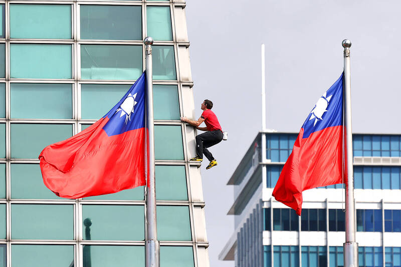 《TAIPEI TIMES》 US climber Alex Honnold free soloes Taipei 101