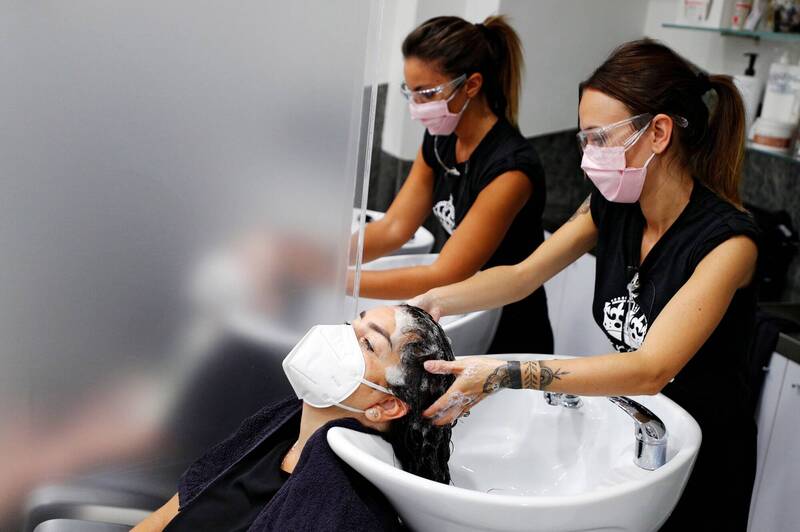 髮廊洗頭特別持久？ 她嘆自己洗「隔天秒出油」 內行揭3關鍵