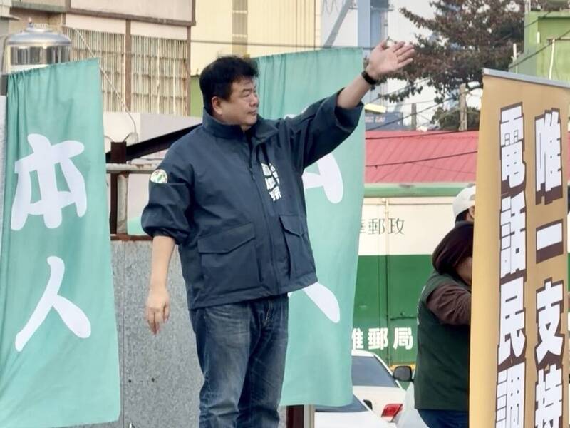民進黨高市議員簡煥宗每天清晨站帶著「本人」旗幟站街頭拜票。（記者王榮祥翻攝臉書）
