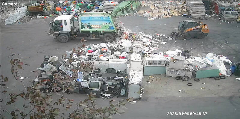台南安南區垃圾車火災 竟是鋰電池惹禍 消防局教你正確用法