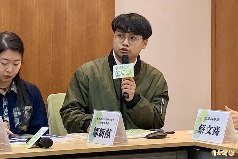 鄒新猷引述調查指出,有近7成受訪者表示在青少年時期就接觸美妝,但當時多半受「導購」資訊影響,凸顯藥妝知識有限、影響判斷能力,而過半數人也支持校園開設美妝課程,協助建立使用、識別化妝品的知識基礎。(記者陳治程攝) 鄒新猷引述調查指出,有近7成受訪者表示在青少年時期就接觸美妝,但當時多半受「導購」資訊影響,凸顯藥妝知識有限、影響判斷能力,而過半數人也支持校園開設美妝課程,協助建立使用、識別化妝品的知識基礎。(記者陳治程攝)