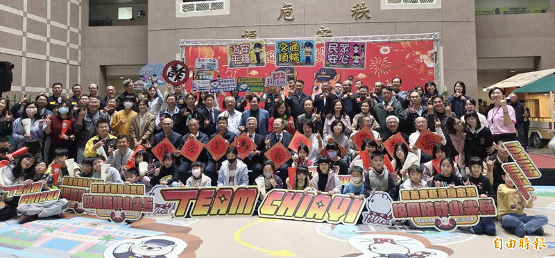 嘉市警局新春揮毫迎馬年 識詐宣導添人文美學