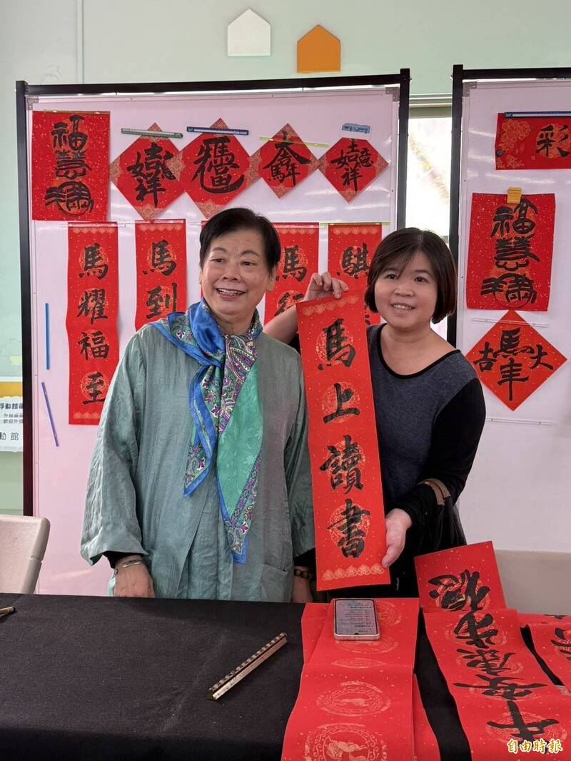 安平書香迎春借閱贈手寫春聯 書法老師揮毫近500份