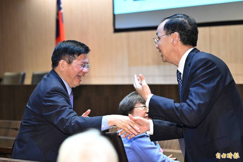 國民黨前主席朱立倫今日出席前總統府秘書長楊進添的新書發表會,與外交部長林佳龍同台。(記者陳逸寬攝)