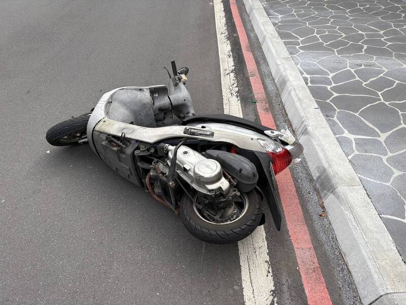 疑似騎車恍神沒注意路況 女機車騎士自撞路緣摔倒