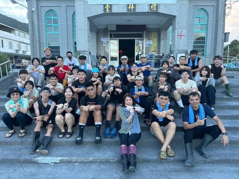 卓榮泰接見鏟子超人!中原大學師生馳援花蓮洪災獲表揚