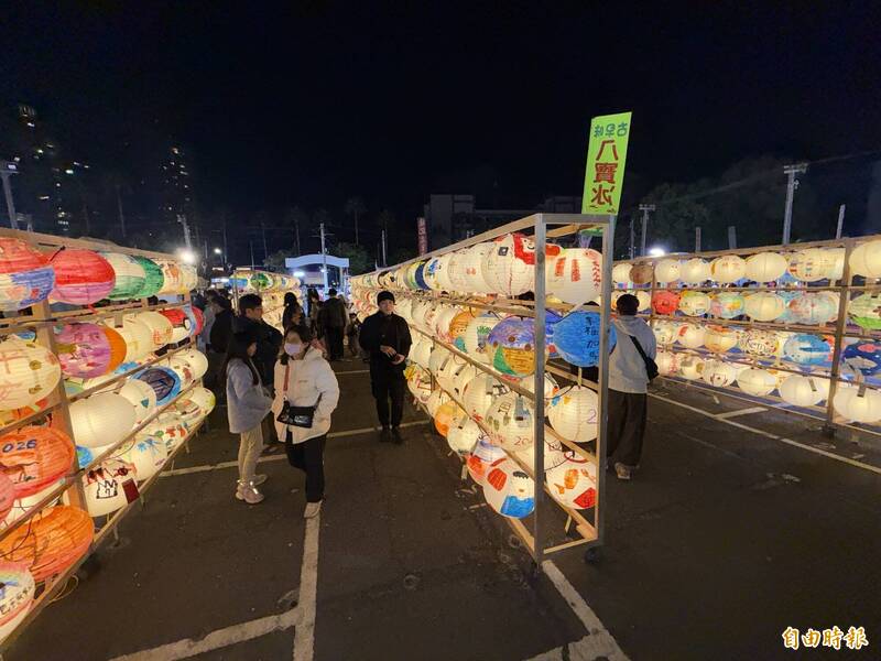 台南東區大東東夜市邀請9所小學、1120位學生發揮創意彩繪燈籠，在夜市廣場築起燈籠牆，26日晚間點燈，吸引逛夜市的民眾、親子參觀。（記者王俊忠攝）
