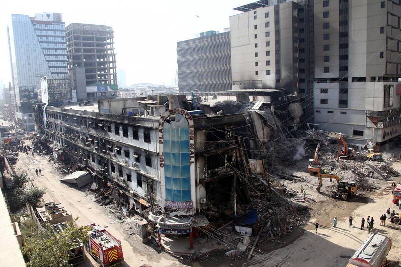 巴基斯坦喀拉蚩商場大火,增至71死、77人失蹤。(歐新社) 巴基斯坦喀拉蚩商場大火,增至71死、77人失蹤。(歐新社)