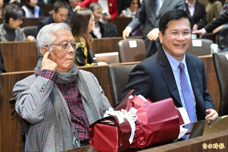 前外交部長楊進添出席自傳回憶錄《永晝不息-楊進添回憶錄》新書發表會,外交部長林佳龍(右)。(記者陳逸寬攝)