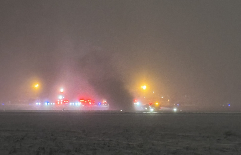 暗夜暴雪墜毀跑道濃煙狂冒 美國緬因州小客機8人生死未明