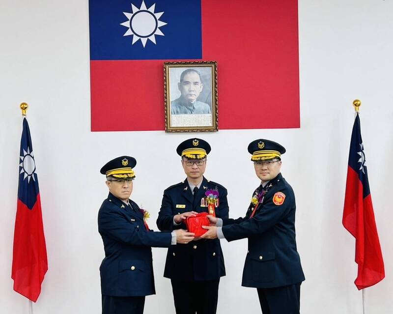 新竹县新埔警分局新任分局长辜钦祥（右）从警局长林建隆（中）、副分局长邱子龙手中接过印信就任。（新竹县警局提供）