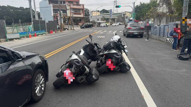 苗栗县警察局交通队2辆警用大型重机遭追撞倒地。(图由警方提供) 苗栗县警察局交通队2辆警用大型重机遭追撞倒地。(图由警方提供)
