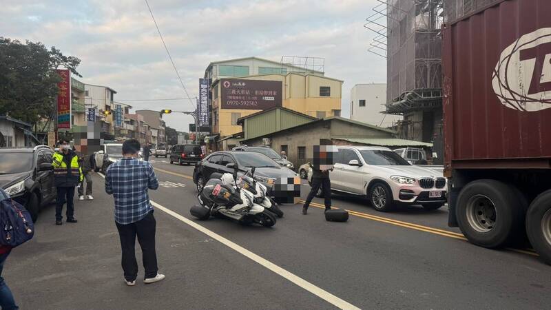 苗栗县警察局交通队2辆警用大型重机遭追撞倒地,2警跳车未受伤。(图由警方提供) 苗栗县警察局交通队2辆警用大型重机遭追撞倒地,2警跳车未受伤。(图由警方提供)